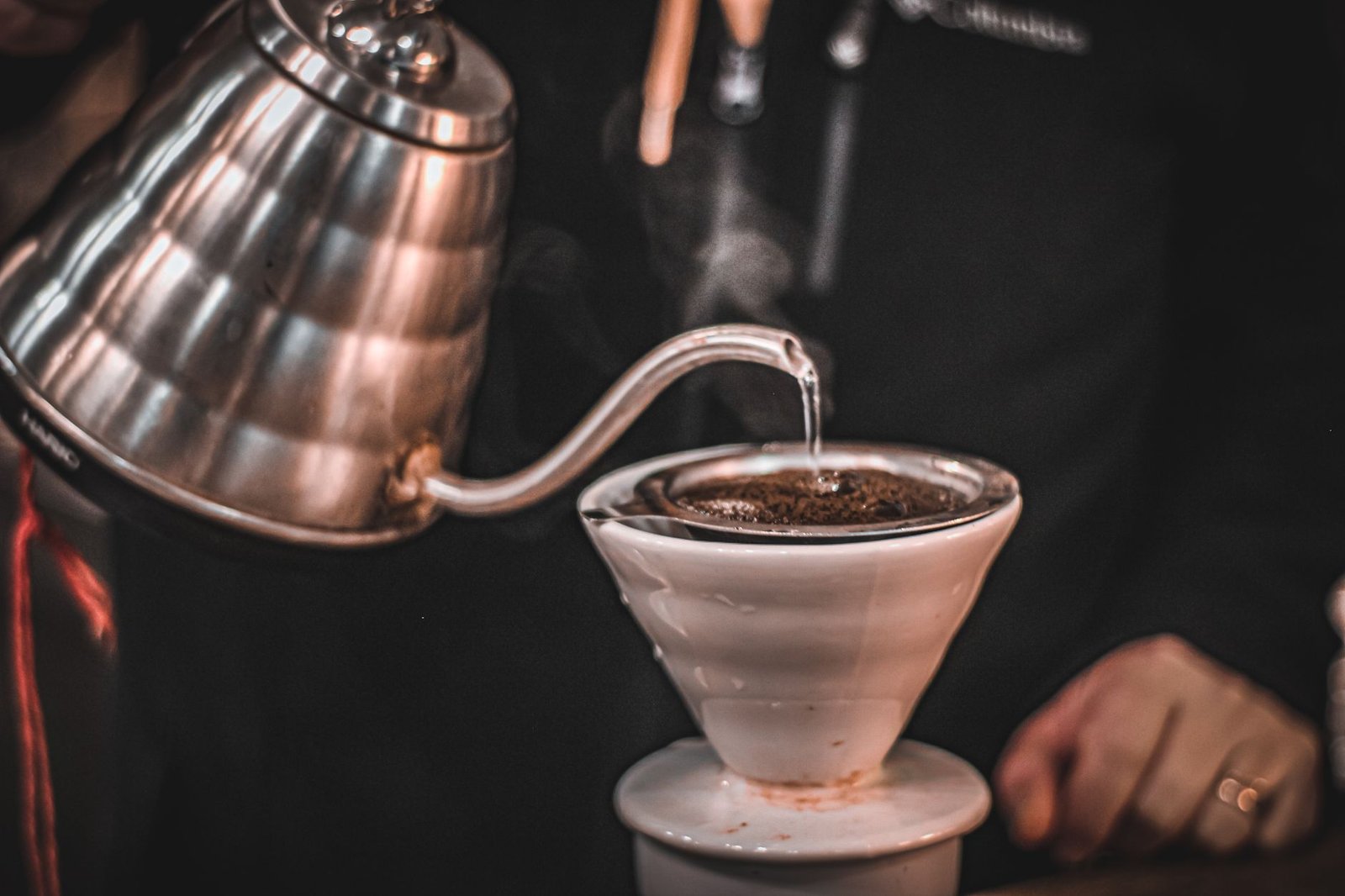 Barista préparant un café filtre.