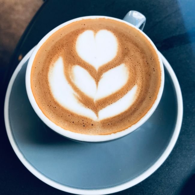 Dessin latte sur un flat white vu de dessus.
