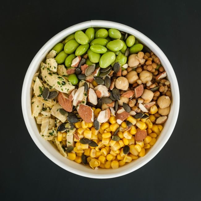 Bol de salade fraîche et colorée au café.